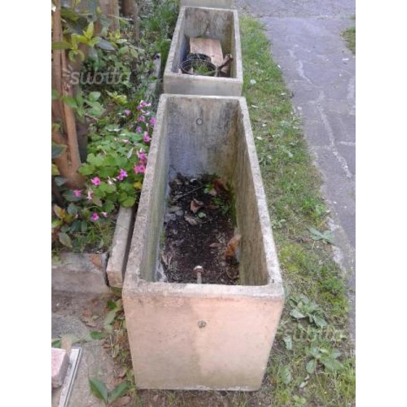 Vasoni in cemento per terrazzo o giardino usati