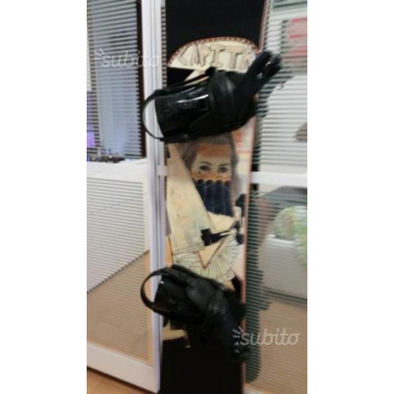 Tavola snowbord capita con attacchi